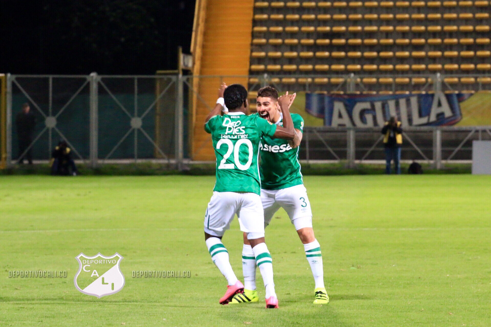 Llloreda y Quintero celebrando el segundo gol de Cali ante Fortaleza en el finalización 2016