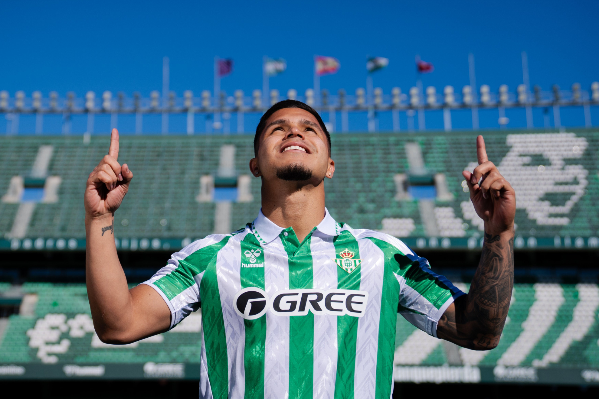 Juan Camilo Hernández con el Real Betis de España