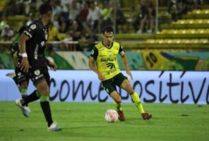 Sebastián Hernández transportando el balón frente a La Equidad