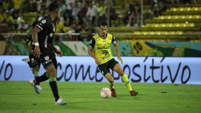 Sebastián Hernández transportando el balón frente a La Equidad
