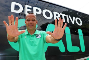 Dudamel señalando la qo estrellas del Deportivo Cali en su historia