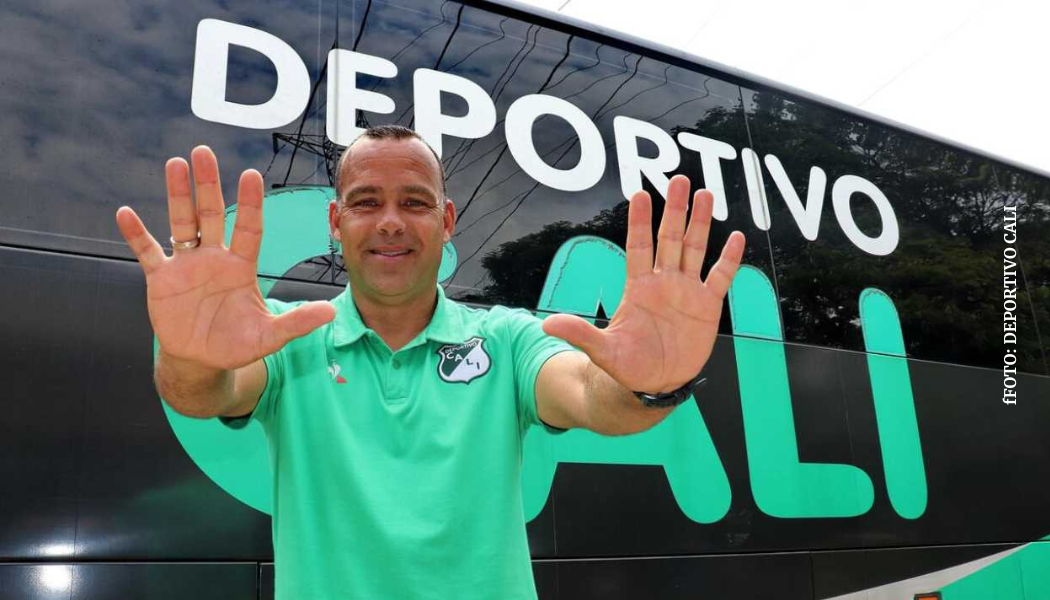 Dudamel señalando la qo estrellas del Deportivo Cali en su historia