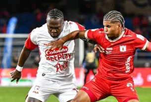 Hugo Rodallega y Josen Escobar en disputa
