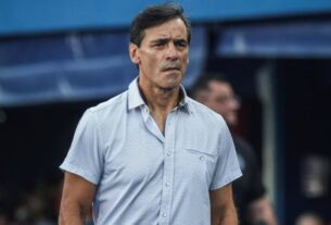 Fabián Bustos en el banquillo del Club Olimpia