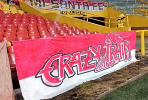 Bandera de la hinchada santafereña homenajeando a Ozzy.