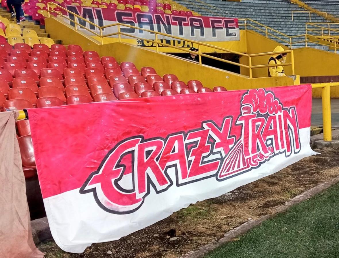 Bandera de la hinchada santafereña homenajeando a Ozzy.