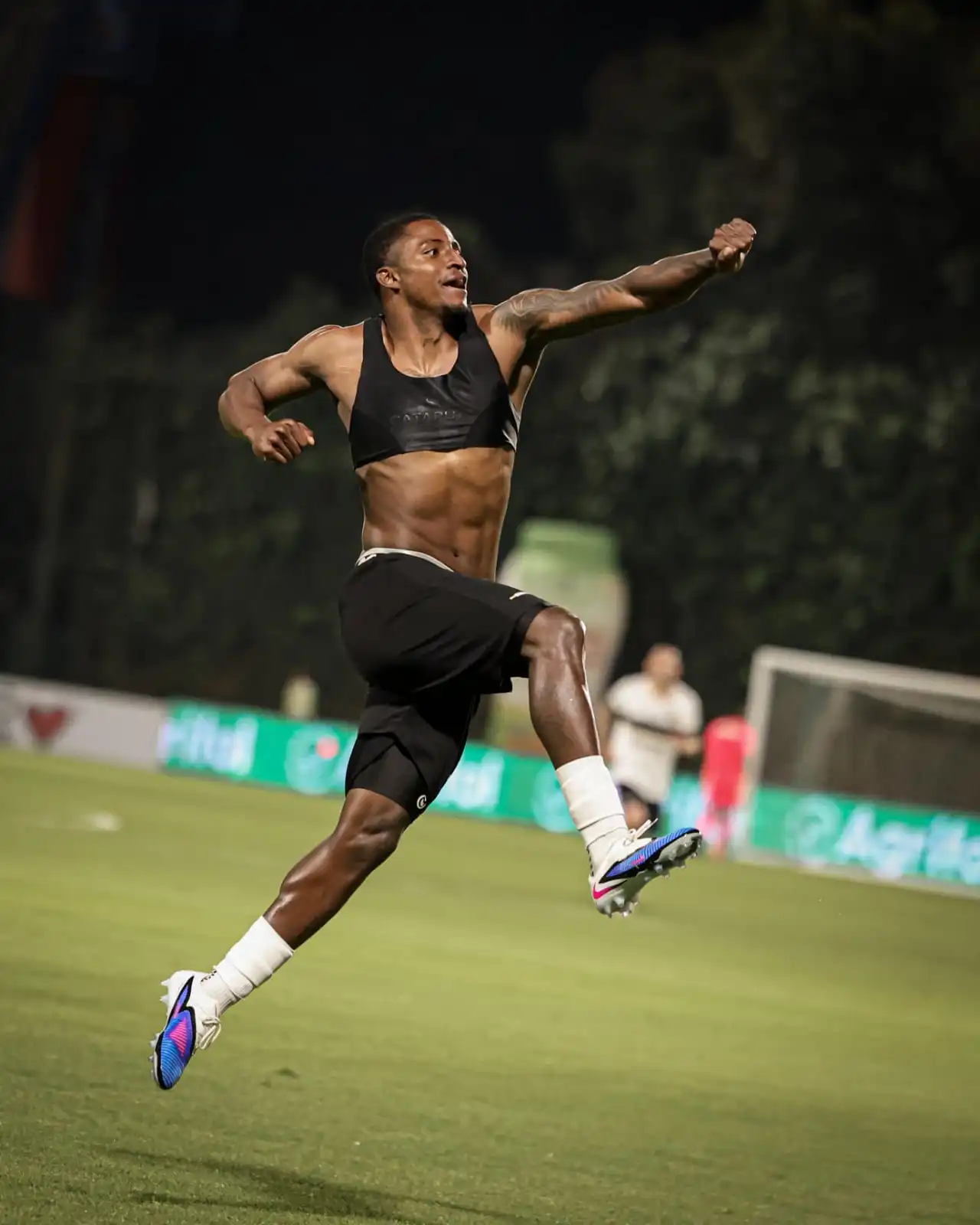 Juan Valencia celebrando su gol